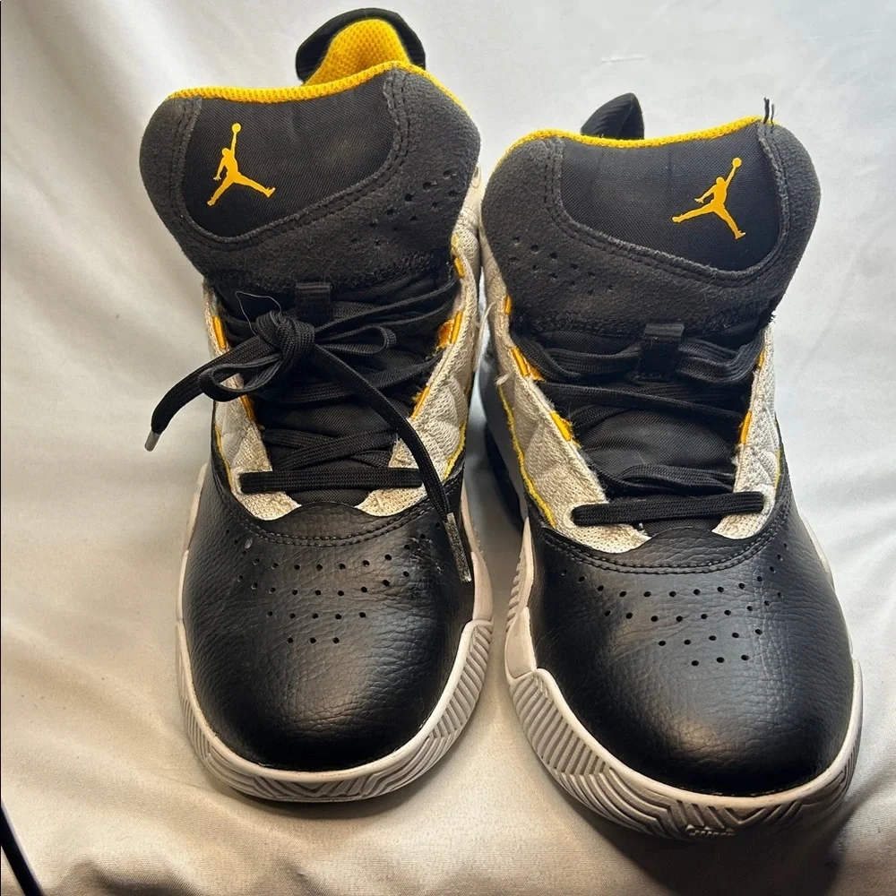 Jordan Stay Loyal 'White Taxi Black' sneakers. Size 5y - Picture 3 of 7